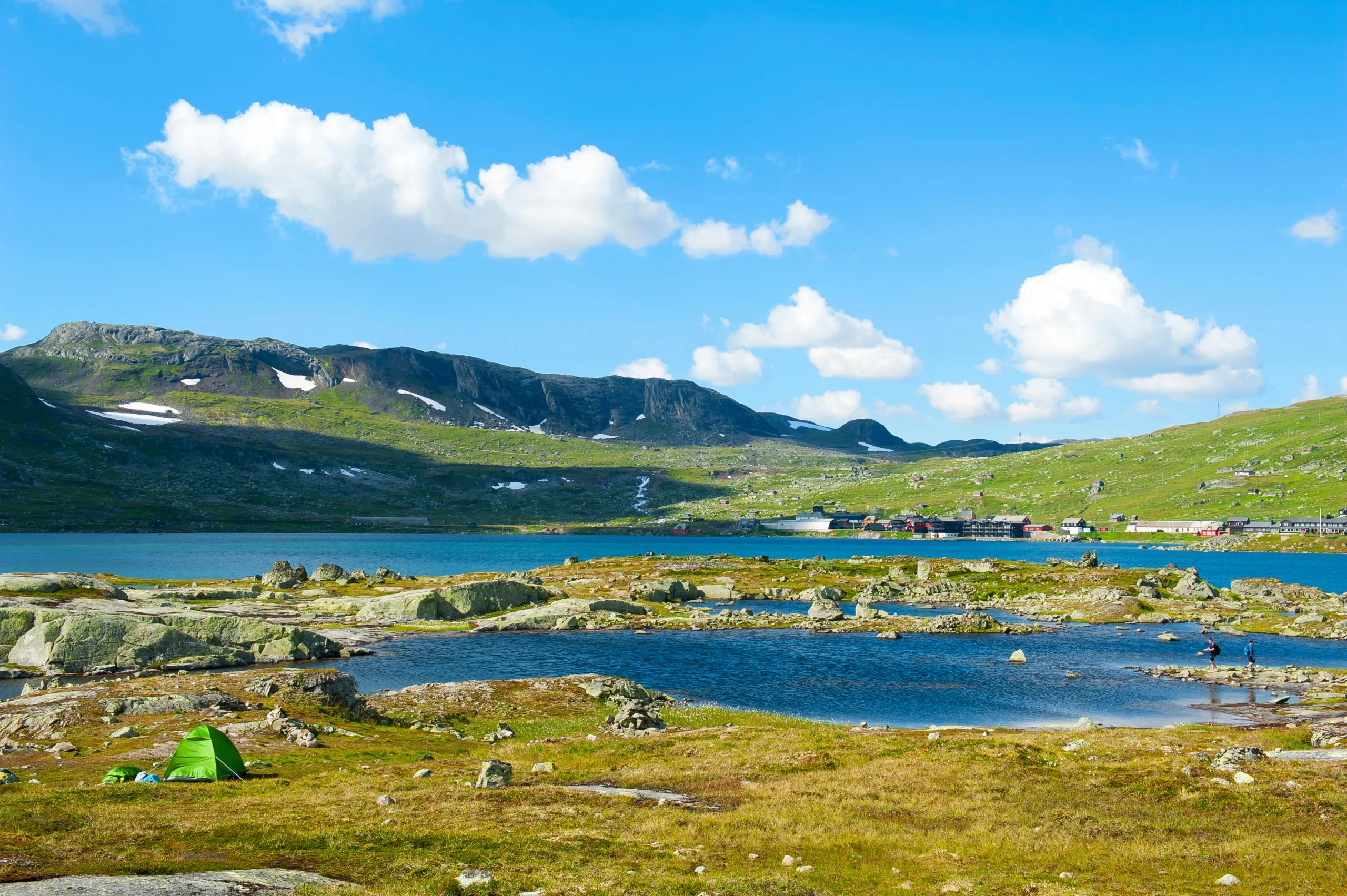 Schöne Landschaft mit grünem Zelt in Finse, Norwegen am 28. Juli 2019