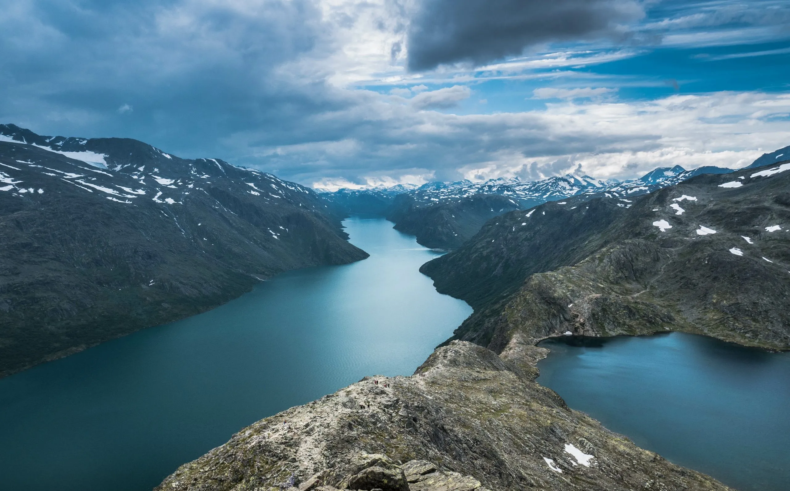 Gjende meer Noorwegen Jotunheimen Nationaal Park besseggen bergrug wandeling