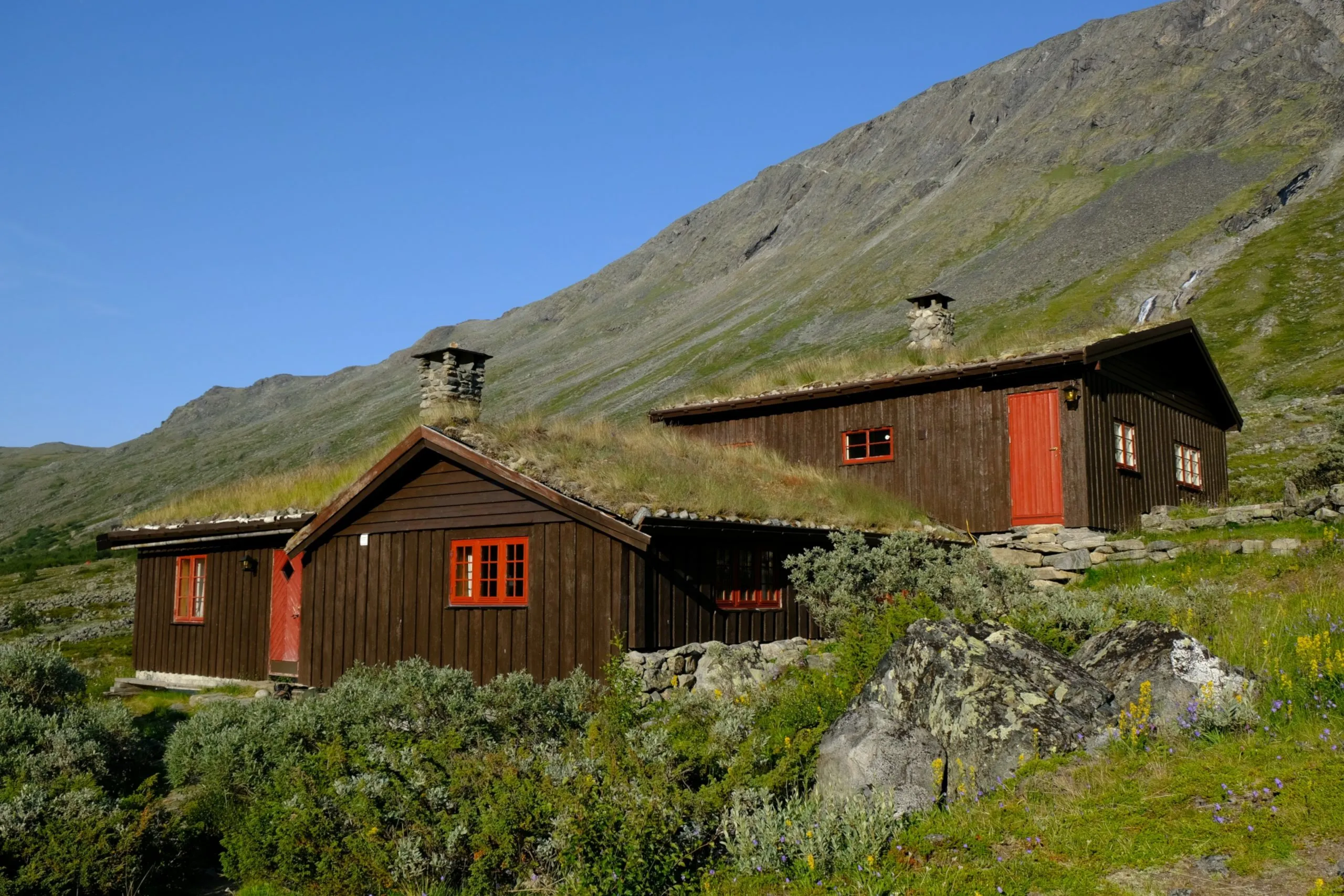 Traditionele houten turfhuizen in de Noorse bergen. Spiterstulen - Noors toeristenhostel in het Jotunheimen-gebergte, in het Visdalen-dal, aan de Visa-rivier. Nationaal park Jotunheimen