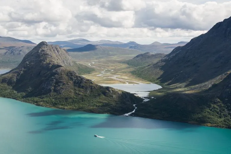 Blick vom Besseggen-Grat über die Seen Gjende und Ovre Leirungen, Norwegen
